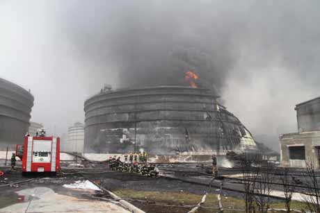 大连新港输油管道爆炸现场火势基本扑灭