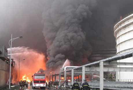 大连新港输油管道爆炸现场火势基本扑灭