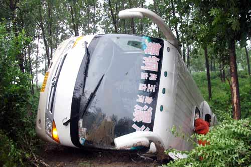 漯河两日两客车同一路段遇险 11名乘客获救