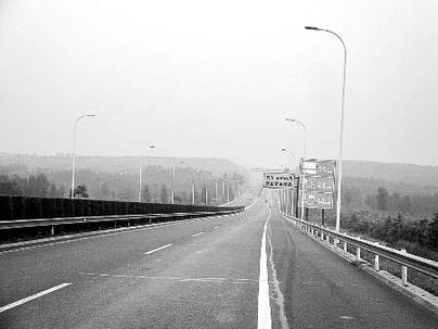 河南郑少高速公路耗资600万装路灯 多年未开启