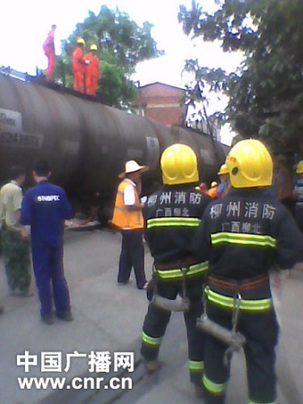 广西柳州柴油罐列车发生脱轨事故(图)