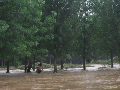 营救转移被困群众217人 洪水中连续奋战3天