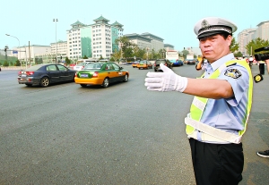 北京市交管局长、政委上岗执勤 替换民警休息