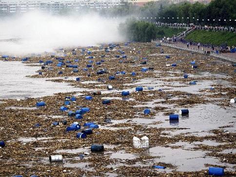 吉林市1000多只化工厂原料桶被洪水冲入松花江