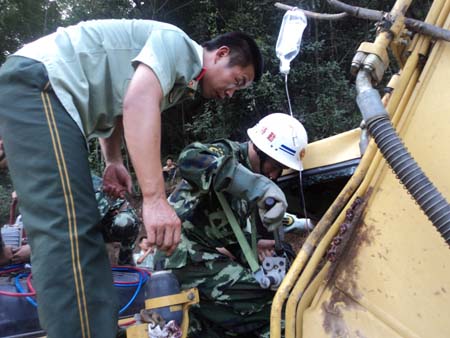 河南新县消防官兵全力解救被压司机