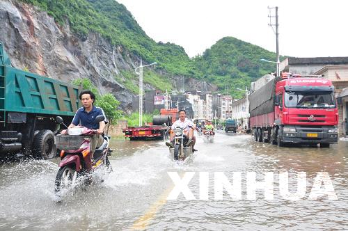 广西部分地区遭暴雨袭击 县城部分街道出现内涝