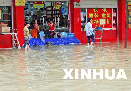 广西部分地区遭暴雨袭击 县城部分街道出现内涝