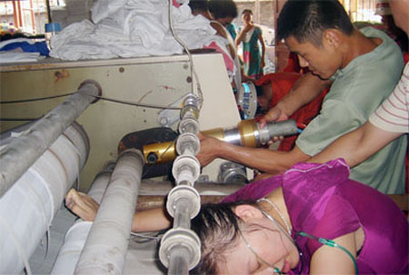 河南开封：一女工手被绞车床 消防官兵紧急切轴救人
