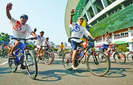 200“骑士”骑车到上海看世博