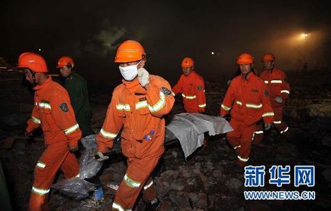 伊春市连夜展开鞭炮厂爆炸余火扑救及搜救工作