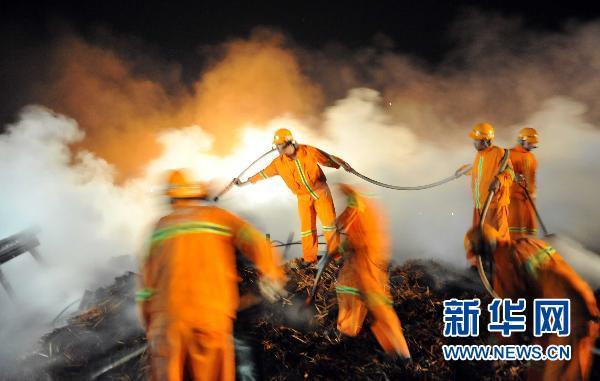 伊春市连夜展开鞭炮厂爆炸余火扑救及搜救工作