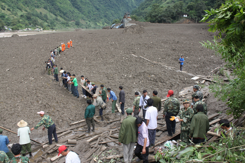 云南贡山发生特大山洪泥石流灾害 军警民携手救援