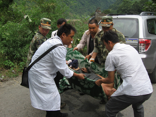 云南贡山发生特大山洪泥石流灾害 军警民携手救援