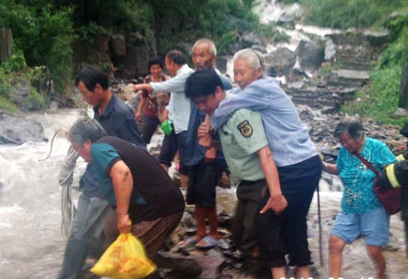 洪水围困寺庙 鹤壁消防官兵背出17名被困群众
