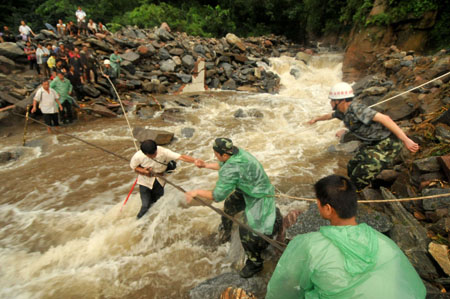辉县一公路被洪水冲出10米缺口126名群众被困