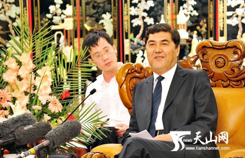 新疆自治区主席接受外媒采访 强调保持繁荣稳定