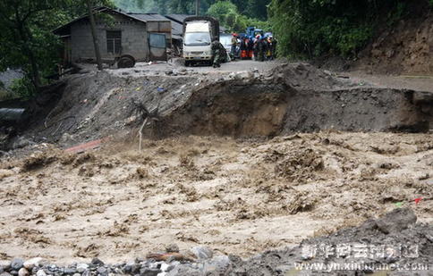 云南贡山泥石流灾害现场公路交通再次中断