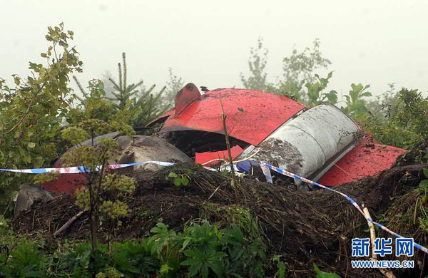 救援人员称飞机失事很多遇难者遗体抱在一起