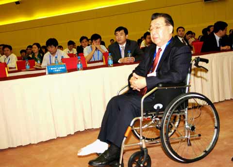 河南投洽会：一客商坐轮椅 带20亿投资来签约