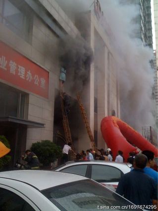 沈阳万达广场发生火灾致9死9伤 墙体爆裂(图)