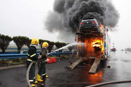 大众运输车途中突发大火  六辆小轿车被毁