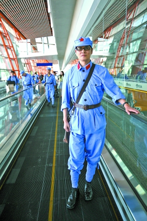 重庆艺术家穿红军装演绎穿越 展示重庆艺术实力