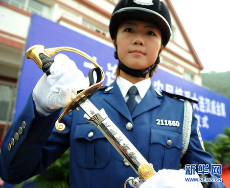 大连女骑警：横刀立马展英姿