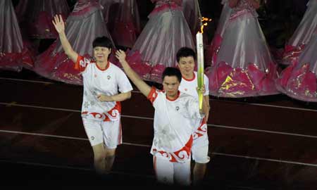 陈忠和与特奥运动员共同点燃第五届特奥会圣火盘