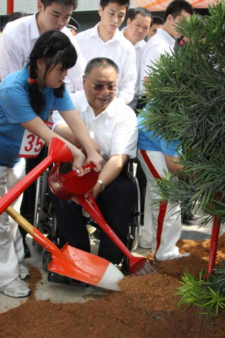 全国政协副主席邓朴方与特奥运动员李晓凡共同植树