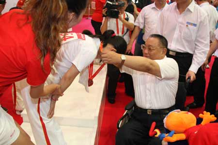 全国政协副主席邓朴方为特奥会首枚金牌获得者颁奖