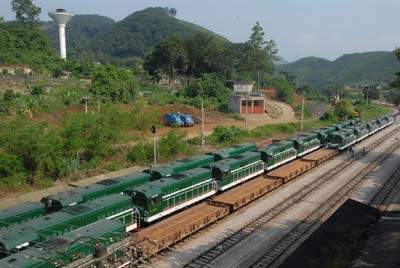 中国援缅米轨机车从云南河口口岸出境