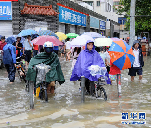 海口：持续降雨造成严重内涝(图)