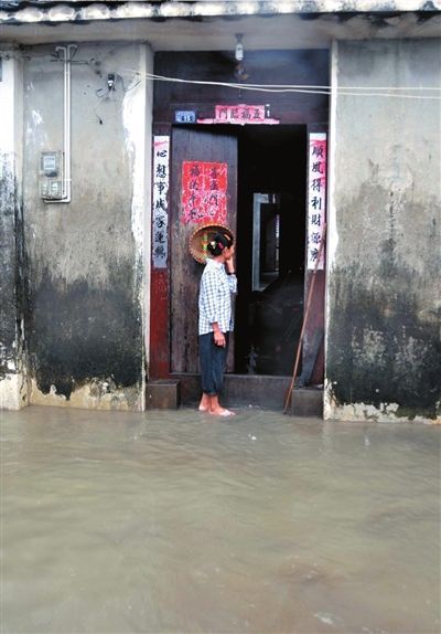 海南暴雨致300村庄被淹 70%水库存隐患