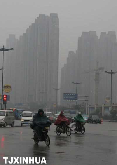 天津今日上午下起雨和雾