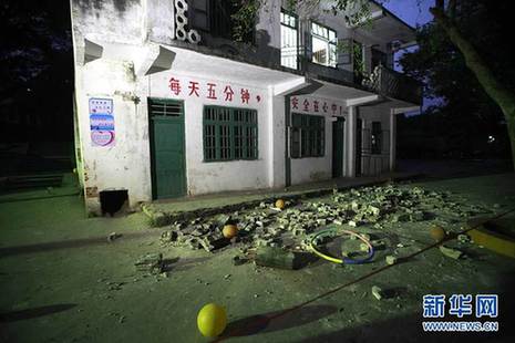 广西一教学楼走廊护栏坍塌致 27名小学生受伤