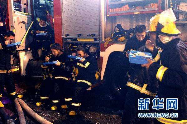 上海高楼大火基本扑灭 事故调查组成立