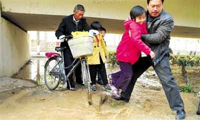 郑州供水管7年连续爆管10次 水厂被迫停产