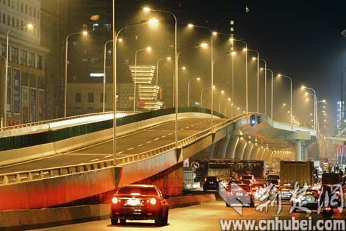 武汉珞狮路高架桥首次亮灯 20日具备通车条件