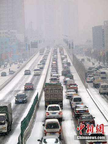 乌鲁木齐大雪致交通拥堵