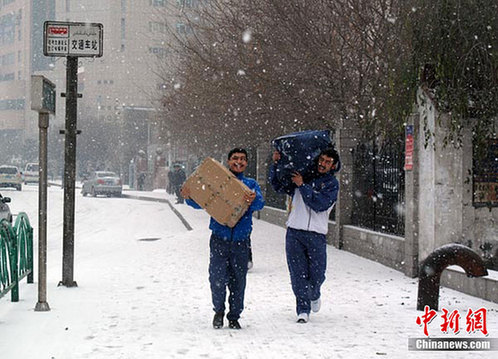 乌鲁木齐大雪致交通拥堵