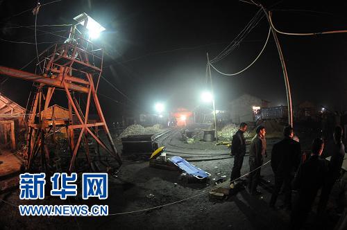 湖南湘潭通宵组织强排水 救援煤矿透水事故被困矿工