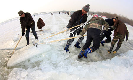 第十二届哈尔滨冰雪大世界采冰工程全面启动