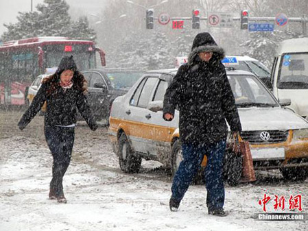 长春市遭大到暴雪袭击（组图）