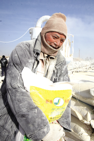 智障者被乞丐收养所卖为“包身工” 与狗同食一锅面