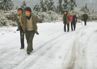 直击冰灾严重五省区:冰雪中，用心温暖上学路 图
