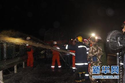 沪昆高速贵黄段多辆车连环相撞 交通暂时中断