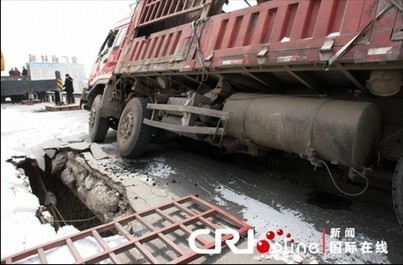 郑州一跨京广铁路公路桥2承重梁被轧断 列车经过限速