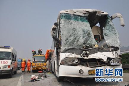 沪昆高速湖南湘潭段发生多起连环车祸 1人死亡