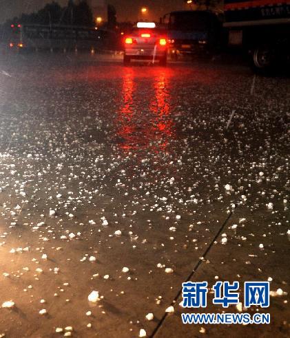 辽宁局地降冰雹和暴雨 冰雹大如乒乓球砸坏车窗