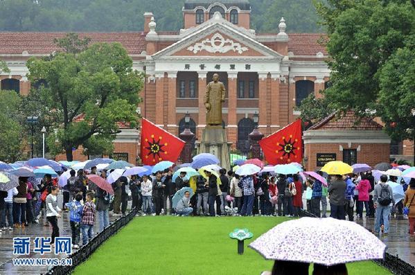 全国各地景区迎来客流高峰 大部地区天气适宜出行